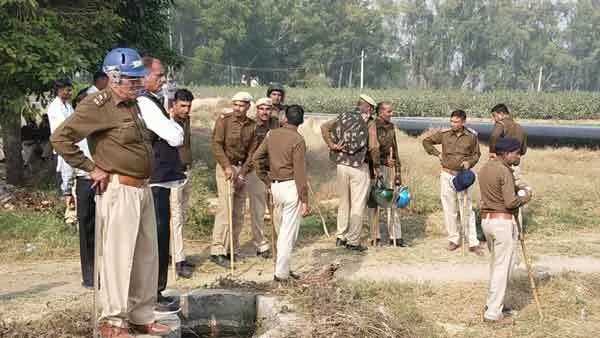 लाइन डालने का किया विरोध, खुदाई मशीन के आगे लेटा किसान, हिरासत में