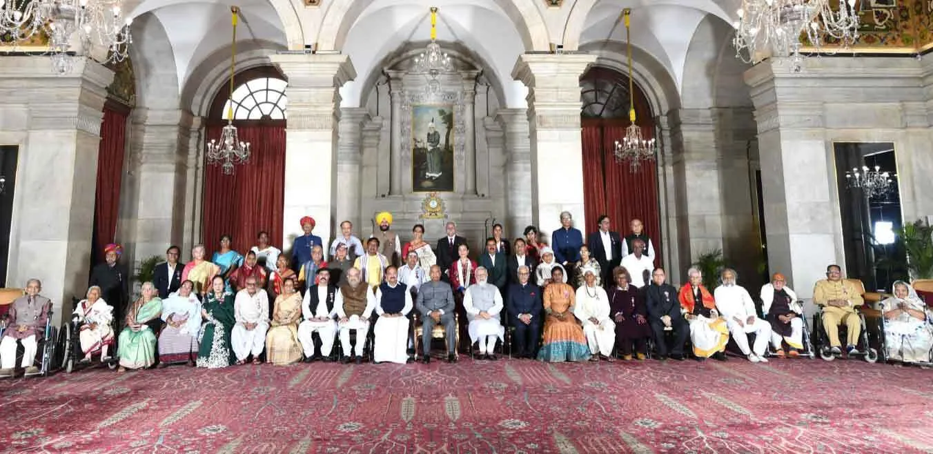 पासवान, गोगोई , केशुभाई पटेल समेत 60 हस्तियां पद्म पुरस्कारों से सम्मानित