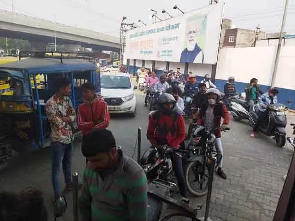 पेट्रोल पंप एसोसिएशन की हड़ताल, पेट्रोल के लिए मारामारी