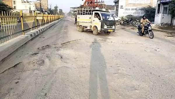 गड्ढों वाली सड़क के फिरेंगे दिन