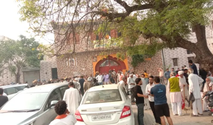 रोहतक में किसानों ने भाजपा नेताओं को बनाया बंधक, गाड़ियों की निकाली हवा