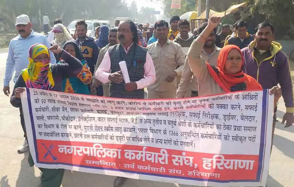 सरकार के खिलाफ रोष, सड़कों पर उतरे सफाई कर्मी