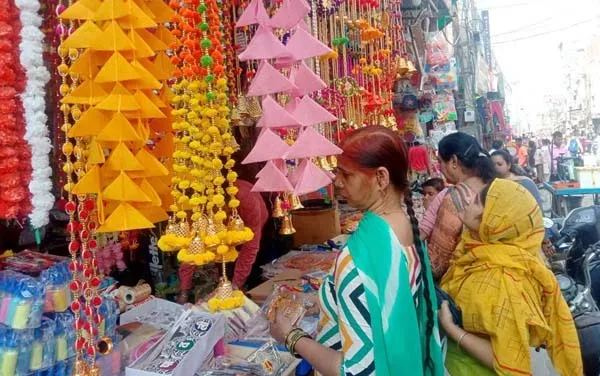 धनतेरस पर बाजारों में बढ़ी रौनक, खरीददारी कम
