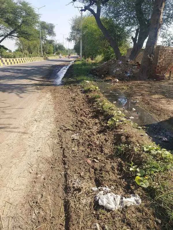 सड़क पर फैला गंदा पानी, डेंगू फैलने का सता रहा डर