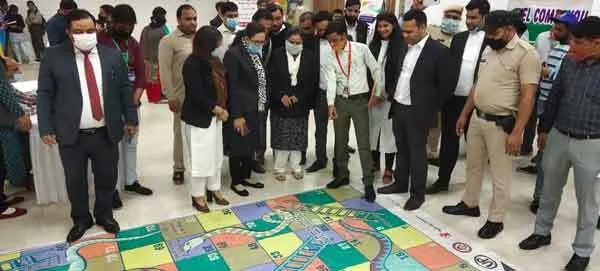 प्रदर्शनी लगाकर बताई अधिकारियों की कार्यप्रणाली व सरकारी सुविधाएं