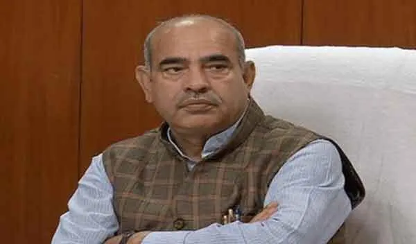 मंत्री ने लापरवाह अधिकारियों को लगाई कड़ी फटकार, मीटिंग से बाहर निकाला