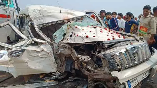 बारातियों से भरी जीप को ट्रक ने मारी टक्कर, 2 की मौत, 11 घायल