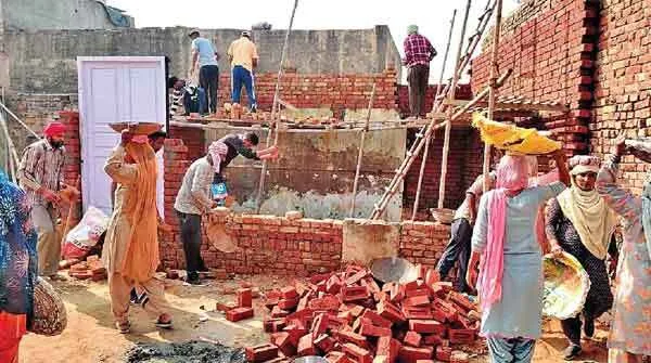 टीन की छत के नीचे दिन काट रही विधवा महिला के लिए फरिश्ता बने डेरा श्रद्धालु