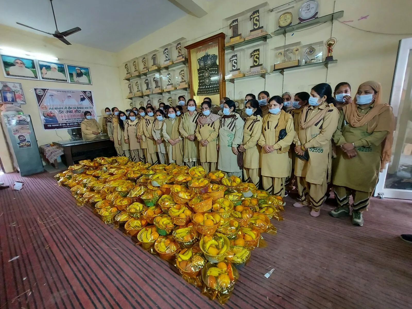 सरसा व शाह सतनाम पुरा ब्लॉक के सेवादारों ने 500 से अधिक जरूरतमंद लोगों को बांटे फल-फ्रूट