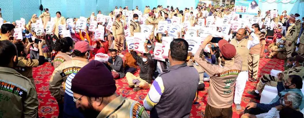 देश-विदेश की साध संगत ने जरुरतमंद परिवारों  को बांटे गर्म वस्त्र
