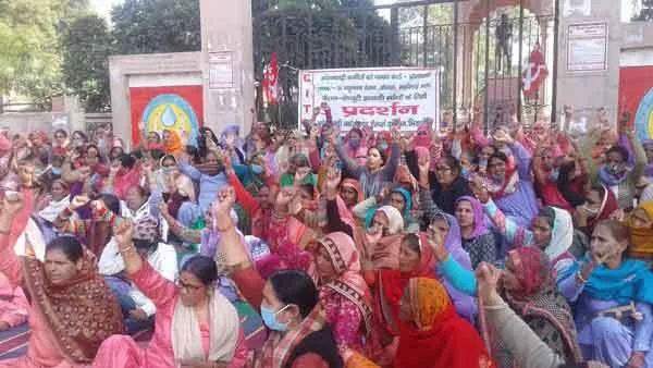 सरकार पर लगाया कर्मचारी, किसान-मजदूर विरोधी नीतियां अपनाने का आरोप