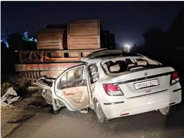 ट्राले से टकराई कार, सीआईएसएफ के दो जवानों की मौत