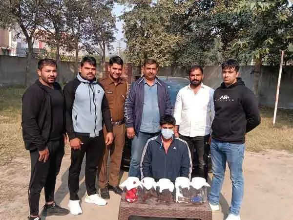 रोहतक में भारी मात्रा में अवैध हथियारों सहित कार युवक गिरफ्तार