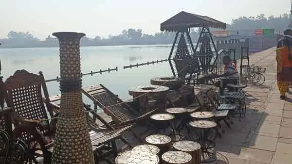 दर्शकों को लुभा रहे लकड़ी पर उभरे कला के ये रंग