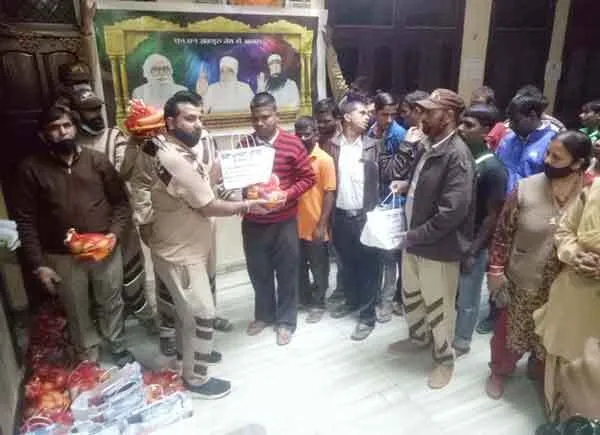 डेरा अनुयायियों ने नेत्रहीनों को बांटे गर्म वस्त्र और फल