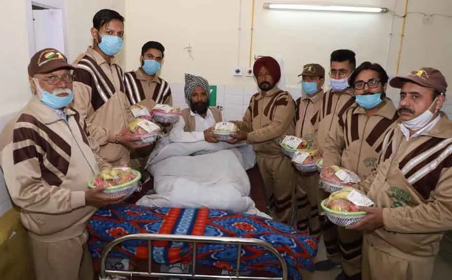 देश विदेश में डेरा प्रेमियों ने शुरू की फल वितरण सेवा