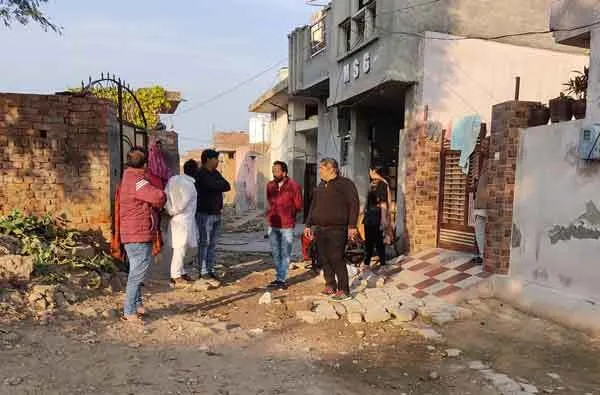 गंदगी और जर्जर गली के कारण नरकीय जीवन जीने को मजबूर इन्द्रपुरा के लोग