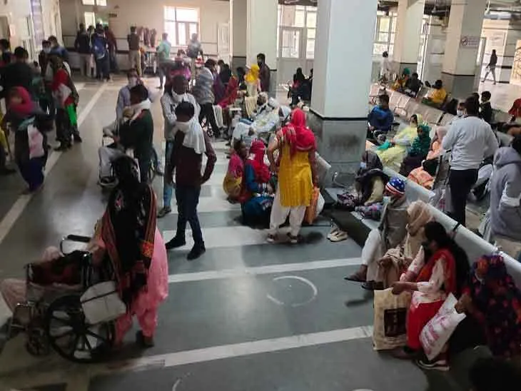 पीजीआईएमएस में रेजिडेंट डाक्टर हड़ताल पर, मरीज परेशान