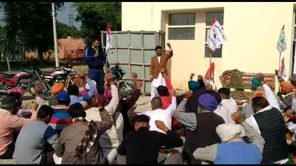 ड्रिप सिस्टम रदद करवाने की मांग पर अड़े किसान