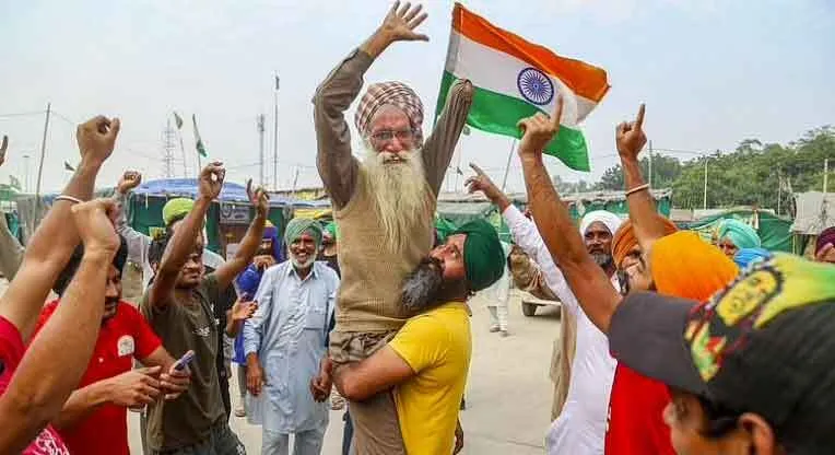 टिकरी बॉर्डर से जश्न मनाते घरों को लौट रहे हरियाणा, पंजाब व राजस्थान के किसान