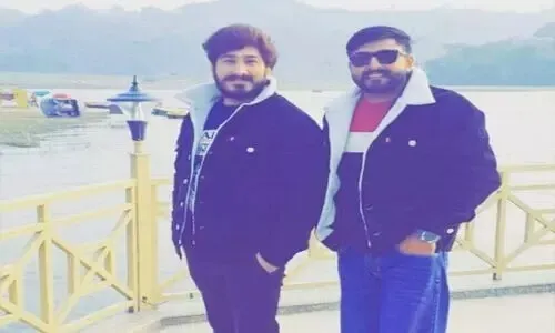 कार के आगे गाय आने से बिगड़ा संतुलन, दो युवकों की मौत, दो गंभीर