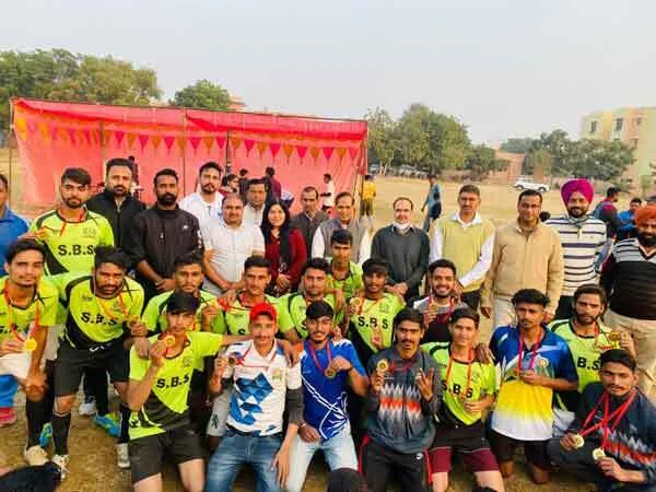 फुटबॉल इंटर कॉलेज प्रतियोगिता: शाह सतनाम जी बॉयज कॉलेज ने जीता गोल्ड