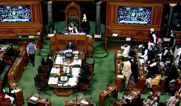 लखीमपुर खीरी मामले में न्याय की मांग को लेकर विपक्ष के भारी हंगामे के कारण लोक सभा की कार्यवाही स्थगित