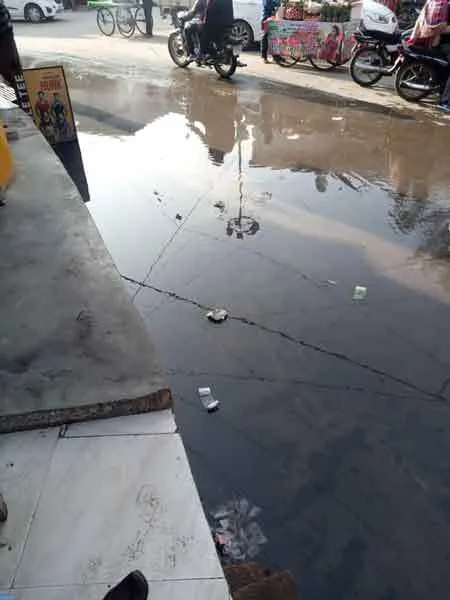 सफाई पर लाखों का बजट, सड़कें फिर भी बनी दरिया