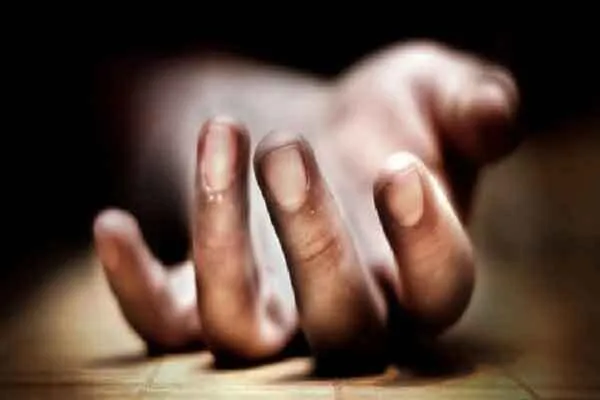पेड़ से गिरा प्रवासी मजदूर, मौत