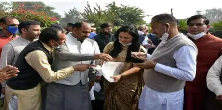 सांसद दुग्गल ने सुनी लोगों की समस्याएं