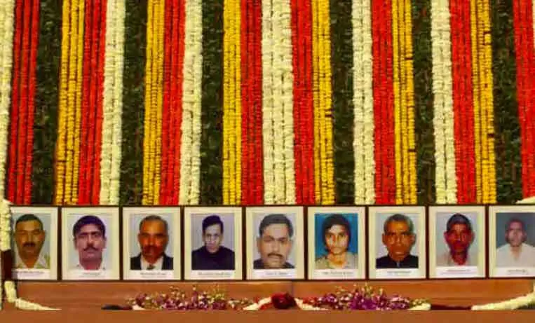 संसद भवन हमले की बरसी पर शहीदों को दी श्रद्धांजलि