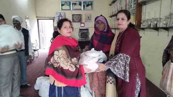 फूड बैंक से 15 जरूरतमंद परिवारों को बांटा राशन