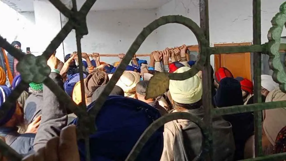 निशान साहिब की बेअदबी करने वाले युवक की भीड़ ने की पीट-पीटकर हत्या