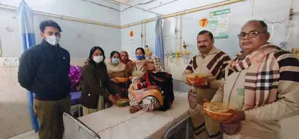 फतेहबाद: डेरा सच्चा सौदा की साध-संगत ने नागरिक अस्पताल में बांटी फ्रूट किट