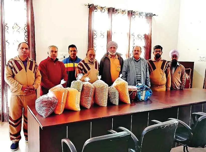 ब्लॉक बस्सी पठाना की साध-संगत ने वृद्ध आश्रम में दिया तीन महीने का राशन