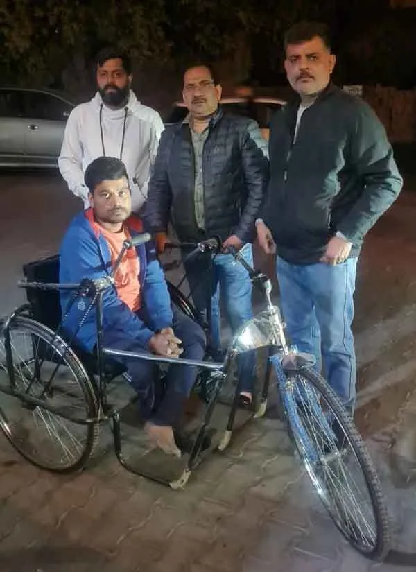सहयोग चैरिटेबल ट्रस्ट द्वारा जरूरतमंद दिव्यांग को हाथ रिक्शा भेंट की गई