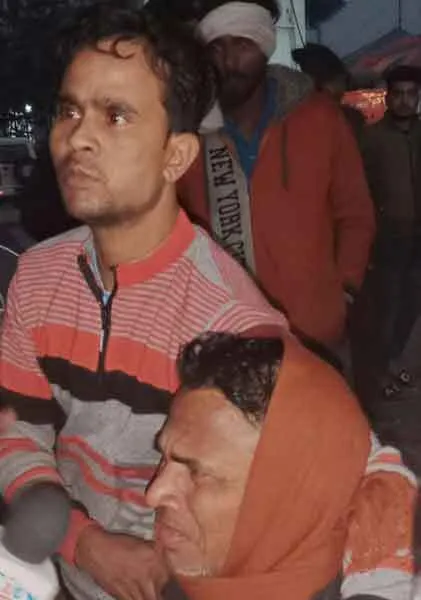 मृतक छात्र के परिजनों ने मोर्चरी के बाहर किया हंगामा