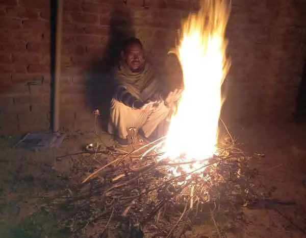 सर्दी से ठिठुरते राहगिरों की मदद करता है नुहियांवाली का ‘सोहन लाल’