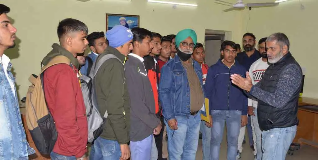 अखबार छपाई की तकनीक को देख उत्साहित हुए छात्र