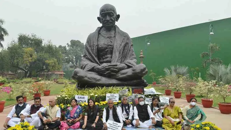 निलंबित सांसद कार्रवाई के विराध में संसद परिसर में धरने पर बैठे