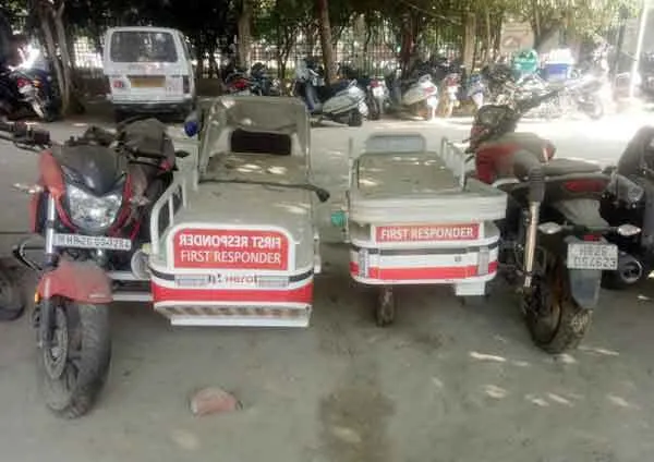 कोरोना काल में दान दी गई बाइक एम्बुलेंस अस्पताल में तोड़ रही दम