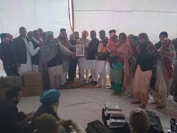 शरीरदानी के परिजनों को स्मृति चिन्ह देकर किया सम्मानित