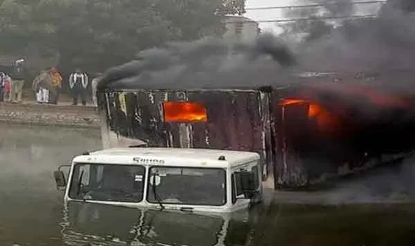 आग का गोला बना चलता ट्रक, तालाब की तरफ मोड़कर खुद भी पानी में कूदा चालक