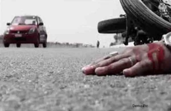 गाड़ी और बाइक की टक्कर में 2 छात्रों की मौत, दो घायल