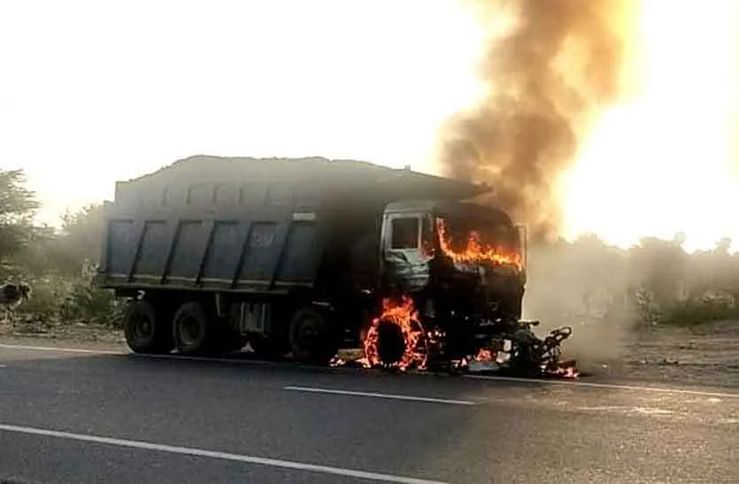 खड़े ट्रक में लगी टक्कर से दो ट्रक चालकों की मौत
