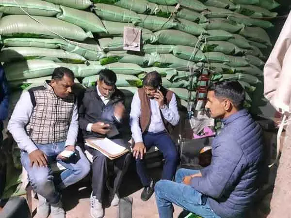 330 रुपये में बेचा जा रहा था 268 रुपये वाला यूरिया कट्टा