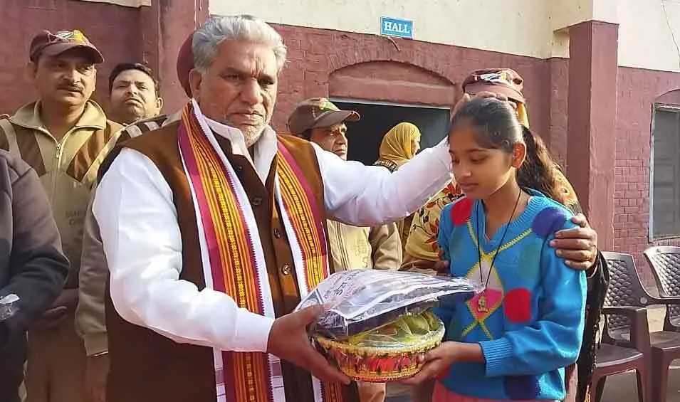 पानीपत की साध-संगत ने अनाथ आश्रम में वितरित किए गर्म वस्त्र