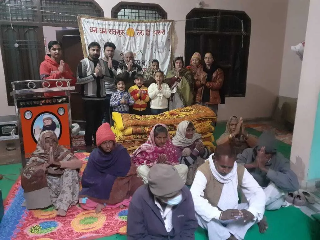 बेटे की बरसी पर जरूरतमंद परिवारों को बांटी रजाईयां