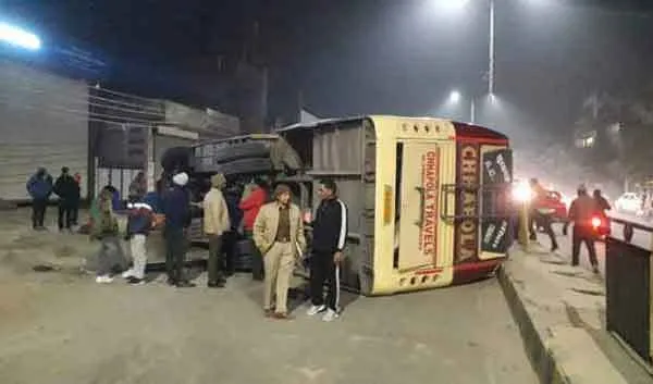महिला कांस्टेबल भर्ती परीक्षा लौट रही परीक्षार्थियों की बस पलटी, 11 घायल