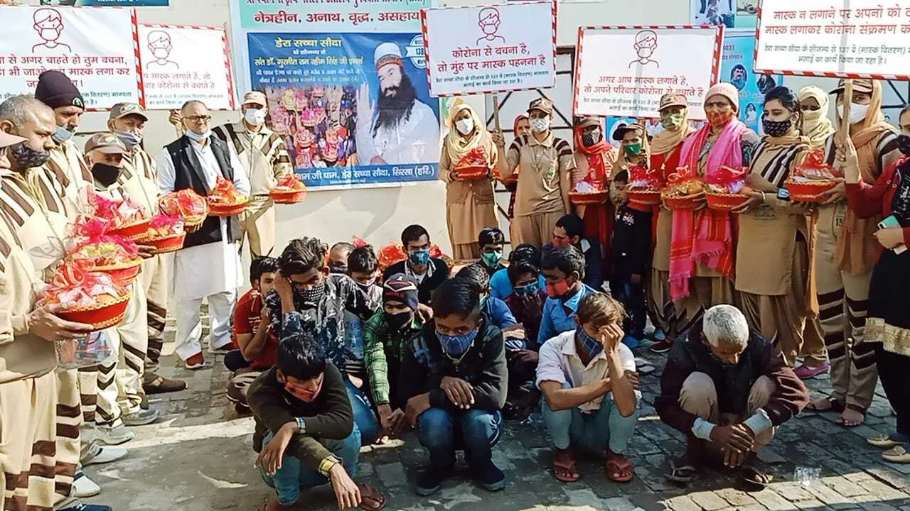 साध-संगत ने नेत्रहीन विद्यार्थियों को प्रदान की खाने पीने की किट